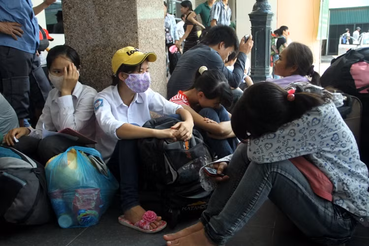 Số ghế tại nhà chờ của bến xe không đủ đáp ứng được nhu cầu của các thí sinh và người nhà, nhiều người phải ngồi hẳn xuống đất vì quá mệt mỏi. Xem đáp án môn Vật lí - Xem đáp án môn Toán - Xem đáp án môn Hóa - Xem đáp án môn Ngoại ngữ Khối A1