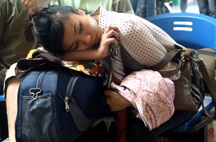 Thời tiết mấy ngày qua như thử sức chịu đựng của các sĩ tử và người nhà khiến không ít thí sinh dù đã rất căng thẳng với kỳ thi tuyển sinh phải mệt mỏi. Xem đáp án môn Vật lí - Xem đáp án môn Toán - Xem đáp án môn Hóa - Xem đáp án môn Ngoại ngữ Khối A1
