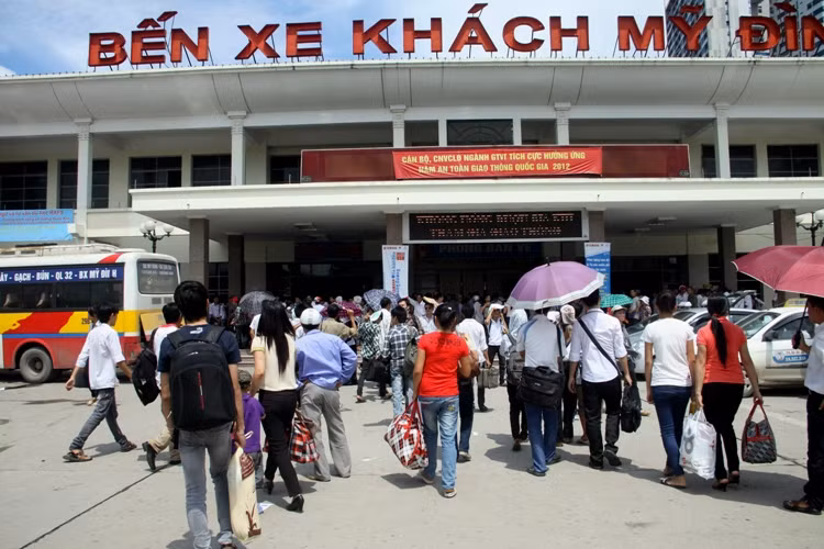 Mỗi lúc, lượng người kéo về bến xe Mỹ Đình một trở nên đông hơn. Xem đáp án môn Vật lí - Xem đáp án môn Toán - Xem đáp án môn Hóa - Xem đáp án môn Ngoại ngữ Khối A1