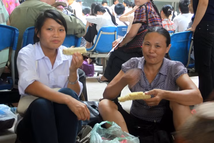 Cô Ân, quê Yên Thế (Bắc Giang) đưa cô con gái tên Mai (thi ĐH Công Nghiệp) cho hay, hai mẹ con bắt xe ra bến Mỹ Đình đợi xe về quê cho đỡ chứ sang bến Gia Lâm thì chắc không chịu nổi vì trời nắng nóng, hai mẹ con lại say xe. Cô Ân mua mấy bắp ngô để hai mẹ con ăn tạm rồi đợi tới 4h chiều xe chạy thì về nhà. Xem đáp án môn Vật lí - Xem đáp án môn Toán - Xem đáp án môn Hóa - Xem đáp án môn Ngoại ngữ Khối A1