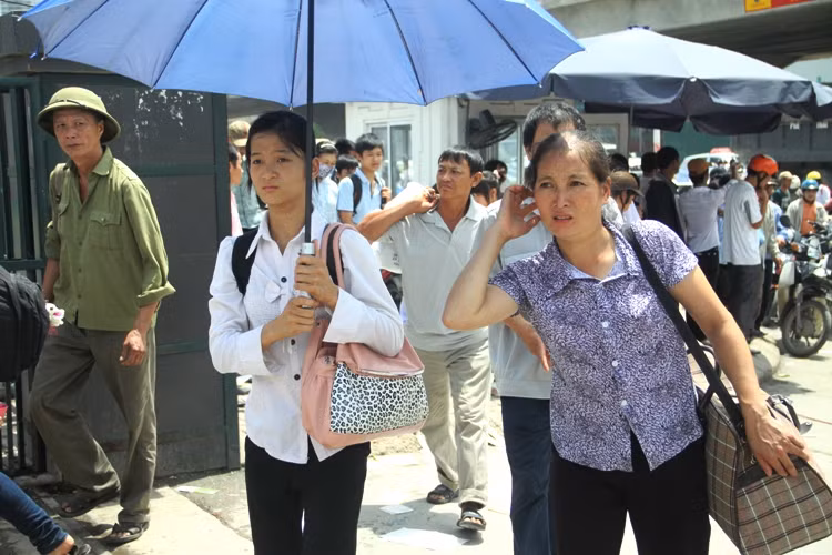 Hai mẹ con chị Nhân (Na Rì - Bắc Kạn) tranh thủ bắt xe ôm về bến xe Mỹ Đình cho kịp chuyến xe lúc 11h để về nhà trong ngày. Xem đáp án môn Vật lí - Xem đáp án môn Toán - Xem đáp án môn Hóa - Xem đáp án môn Ngoại ngữ Khối A1