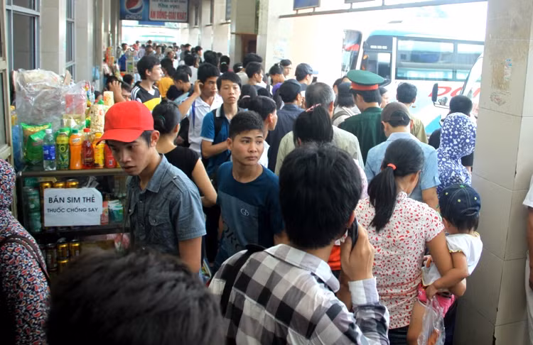 Để tránh tình trạng mọi người bị kẻ gian lợi dụng lúc đông đúc trộm cắp, móc túi, loa của bến xe luôn nhắc nhở mọi người chú ý. Xem đáp án môn Vật lí - Xem đáp án môn Toán - Xem đáp án môn Hóa - Xem đáp án môn Ngoại ngữ Khối A1