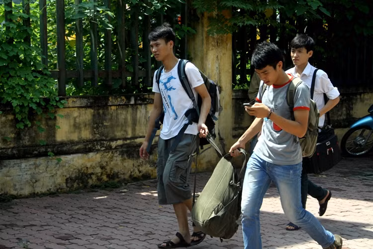 Nhiều bạn trẻ đã chọn biện pháp nhanh nhất cho mình là... đi bộ để ra điểm bắt xe vì đường quá tắc. Xem đáp án môn Vật lí - Xem đáp án môn Toán - Xem đáp án môn Hóa - Xem đáp án môn Ngoại ngữ Khối A1