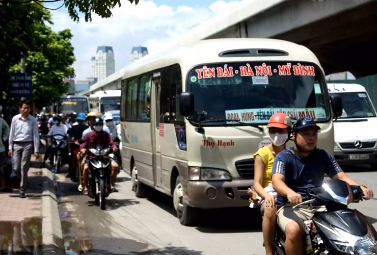 Từ 9h30 sáng nay, bộ đàm của lực lượng CSGT cho hay các tuyến đường vành đai bị ùn tắc nghiêm trọng và kéo dài nhiều giờ đồng hồ. Trong đó, nghiêm trọng nhất là tuyến vành đai 3 (Phạm Hùng - Khuất Duy Tiến - Nguyễn Xiển). Xem đáp án môn Vật lí - Xem đáp án môn Toán - Xem đáp án môn Hóa - Xem đáp án môn Ngoại ngữ Khối A1