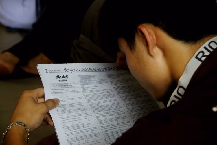 Thí sinh này tranh thủ xem lại đáp án Xem đáp án môn Vật lí - Xem đáp án môn Toán - Xem đáp án môn Hóa - Xem đáp án môn Ngoại ngữ Khối A1