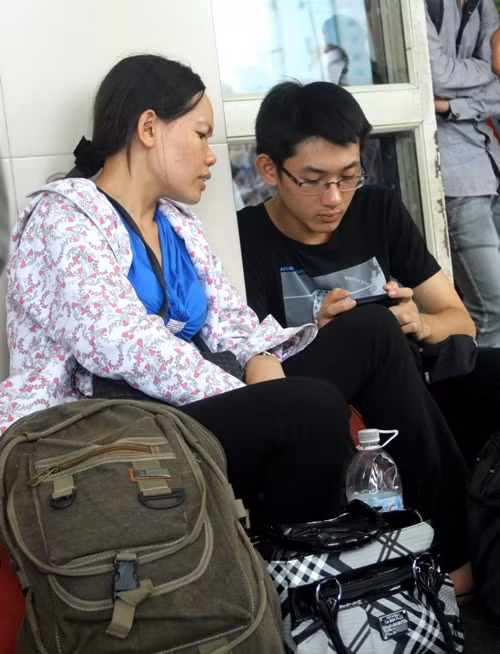 Chị Hà (Hoành Bồ - Quảng Ninh) cùng cậu con trai tên Bình (thi trường ĐH Công Nghiệp) ngồi bệt ngay ngoài cửa nhà chờ bến xe Mỹ Đình đợi giờ xe chạy. Xem đáp án môn Vật lí - Xem đáp án môn Toán - Xem đáp án môn Hóa - Xem đáp án môn Ngoại ngữ Khối A1