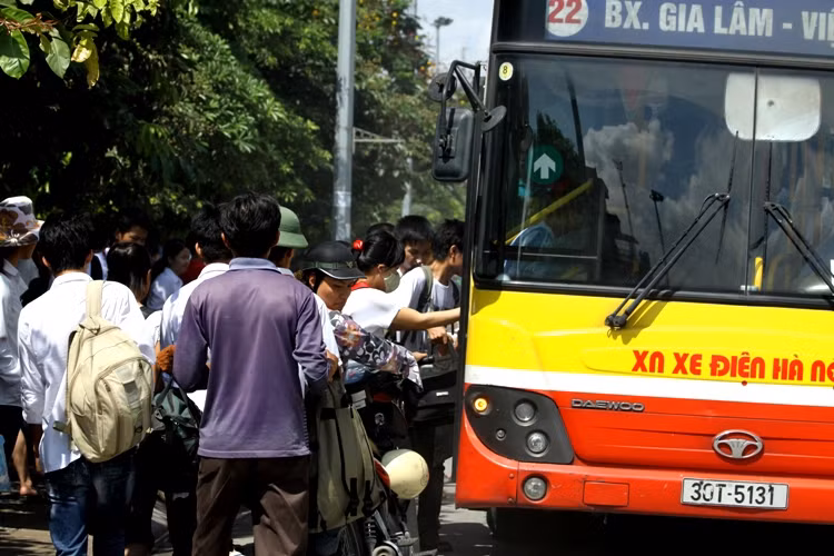 Sau khi hết giờ làm bài thi môn hóa (đối với khối A) và tiếng Anh (khối A1), hầu hết các sĩ tử và người nhà đã vác ba lô về quê ngay trong buổi sáng. Xem đáp án môn Vật lí - Xem đáp án môn Toán - Xem đáp án môn Hóa - Xem đáp án môn Ngoại ngữ Khối A1