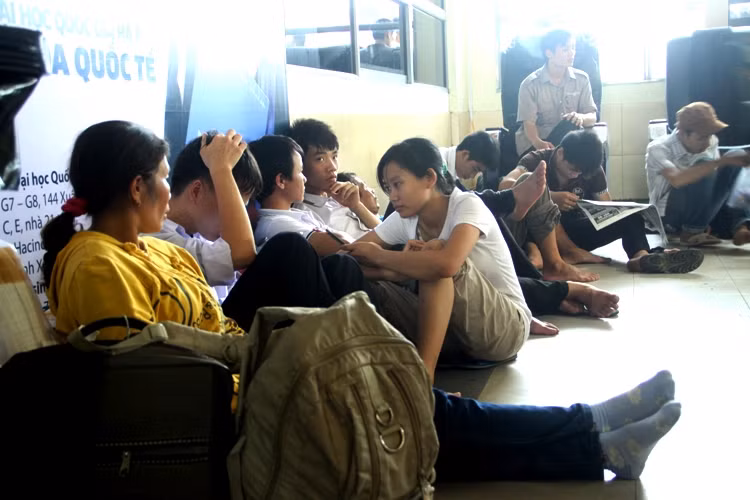 Một số thí sinh thì tranh thủ lúc đợi xe ngồi xem lại bài làm và so với đáp án được in trên báo. Xem đáp án môn Vật lí - Xem đáp án môn Toán - Xem đáp án môn Hóa - Xem đáp án môn Ngoại ngữ Khối A1