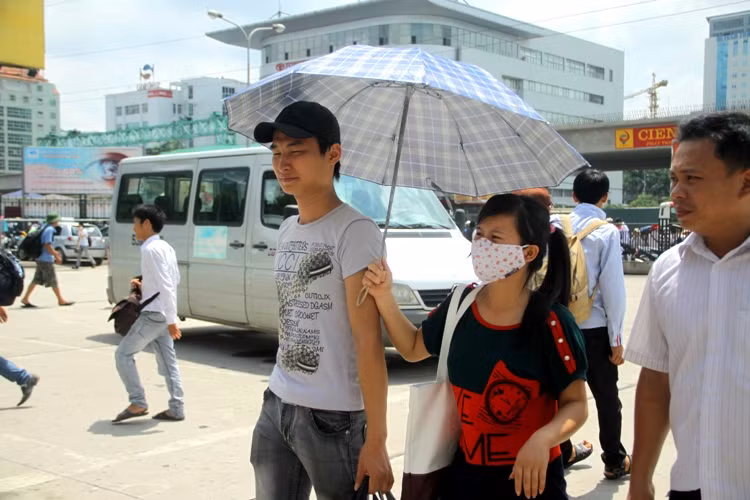 Nhiệt độ ngoài trời vào lúc 11h là vào khoảng 35-37 độ C khiến tất cả mọi người đều phải vã mồ hôi, mệt mỏi.