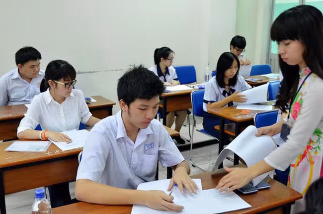 Bộ trưởng Bộ Giáo dục và Đào tạo - Phùng Xuân Nhạ yêu cầu chuyển dần khái niệm thi sang khái niệm kiểm tra đánh giá các kiến thức phổ thông. (Ảnh minh họa: vtv.vn)