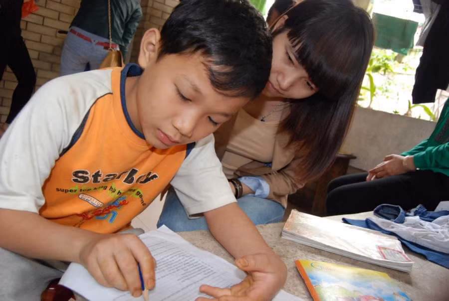 Gia sư hướng dẫn trẻ em trong làng trẻ SOS học bài. Gia sư hướng dẫn trẻ em trong làng trẻ SOS học bài.