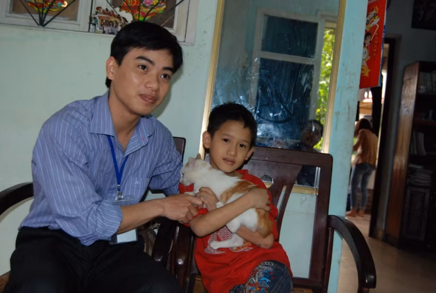 Trò chuyện cùng trẻ em làng SOS. Trò chuyện cùng trẻ em làng SOS.