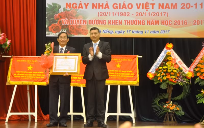Viện Đại học Mở Hà Nội nhận Cờ thi đua của Chính phủ ảnh 2 Viện Đại học Mở Hà Nội nhận Cờ thi đua của Chính phủ ảnh 2