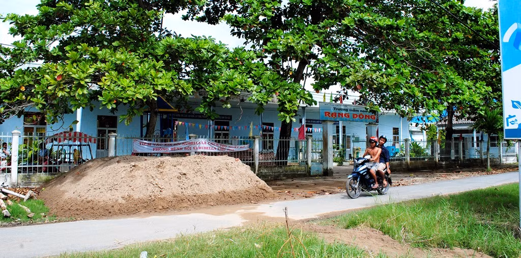 Nhiều giáo viên tại trường này bức xúc cho rằng Phòng GD&ĐT đã cố ý “ngó lơ” những sai phạm của bà Khanh. (Ảnh: Trúc linh) Nhiều giáo viên tại trường này bức xúc cho rằng Phòng GD&ĐT đã cố ý “ngó lơ” những sai phạm của bà Khanh. (Ảnh: Trúc linh)