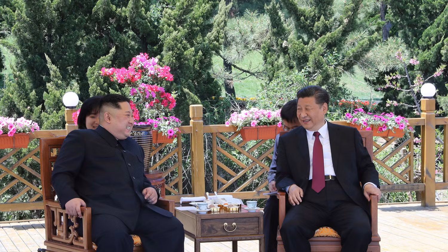 Ông Kim Jong-un cũng rất tự tin và đĩnh đạc trước Chủ tịch Trung Quốc Tập Cận Bình, ảnh: BT.com.