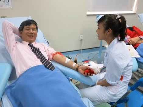 GS Trí hiến máu trong ngày đầu tiên đi làm trở lại. Đây là lần thứ 7 ông tham gia hoạt động này. GS Trí hiến máu trong ngày đầu tiên đi làm trở lại. Đây là lần thứ 7 ông tham gia hoạt động này.