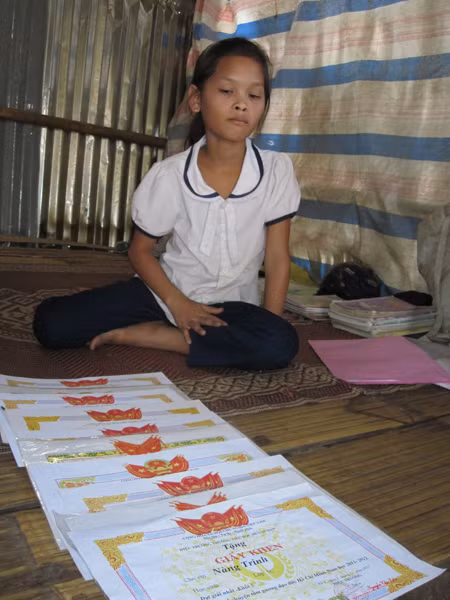 Hàng chục tờ giấy khen trong học tập của cô học trò nghèo người dân tộc thiểu số.