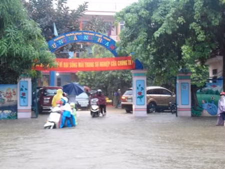 Mưa lớn kéo dài khiến nhiều trường học tại Nghệ An ngập trong nước. Mưa lớn kéo dài khiến nhiều trường học tại Nghệ An ngập trong nước.