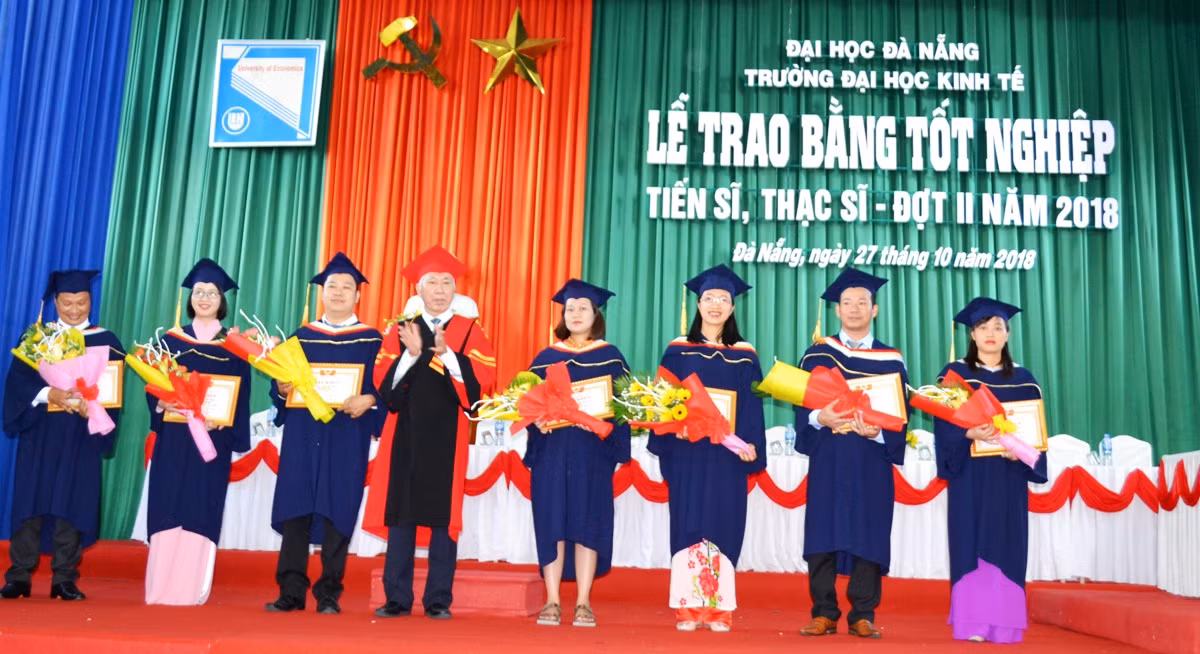 Đại học Kinh tế Đà Nẵng trao bằng tốt nghiệp cho 5 tân Tiến sĩ và 210 Thạc sĩ. Ảnh: TT