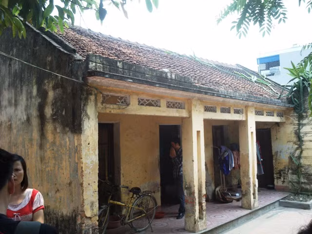 Ngôi nhà cấp 4 của cô Lê Minh Hường nằm sát trường học. Ảnh Xuân Trung Ngôi nhà cấp 4 của cô Lê Minh Hường nằm sát trường học. Ảnh Xuân Trung