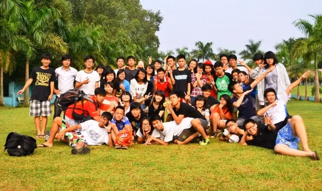 Học sinh xấu số T.D.T (Áo trắng ngoài cùng bên phải)) trong đội tình nguyện của trường. Ảnh nhà trường cung cấp.