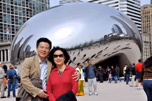 GS Ngô Bảo Châu và mẹ.