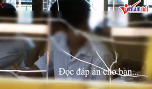Hình ảnh từ clip vi phạm quy chế tại Hội đồng thi Trường THPT Quang Trung. Ảnh Báo Vietnamnet. Hình ảnh từ clip vi phạm quy chế tại Hội đồng thi Trường THPT Quang Trung. Ảnh Báo Vietnamnet.