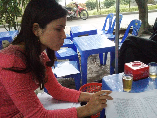 Chị Dương Thị Ánh, một trong 3 nữ sinh đứng đơn khiếu nại, có hoàn cảnh khó khăn và nhiễm chất độc da cam di truyền từ bố, đang vô cùng hoang mang không biết mình sẽ tìm lại được sự công bằng hay không? Ảnh: XT