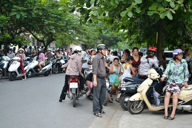Trước giờ kết thúc môn thi nhiều phụ huynh thấp thỏm chờ đợi. Ảnh Xuân Trung