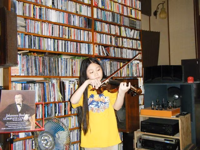 Ngoài học giỏi tiếng Anh, Phan Biếc Ly còn là cây Violon tài năng.