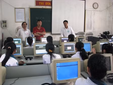 Học sinh chuẩn bị tham gia cuộc thi IOE. (Ảnh đăng trên Thông tấn xã Việt Nam)
