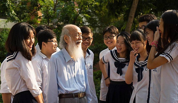 Thầy Văn Như Cương được nhiều thế hệ học sinh yêu mến. (Ảnh: Báo Nhân Dân) Thầy Văn Như Cương được nhiều thế hệ học sinh yêu mến. (Ảnh: Báo Nhân Dân)