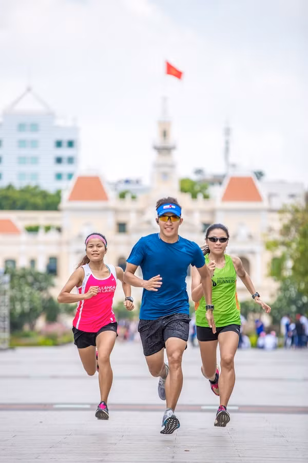 Marathon không chỉ là một đường chạy, mà là nơi thử thách giới hạn bản thân, đòi hỏi con người phải luôn tiến về phía trước.