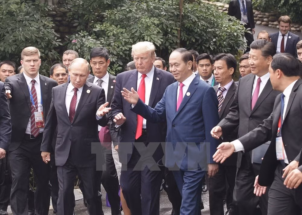 Chủ tịch nước Trần Đại Quang và các Trưởng đoàn trò chuyện sau hội nghị. (Ảnh: TTXVN)