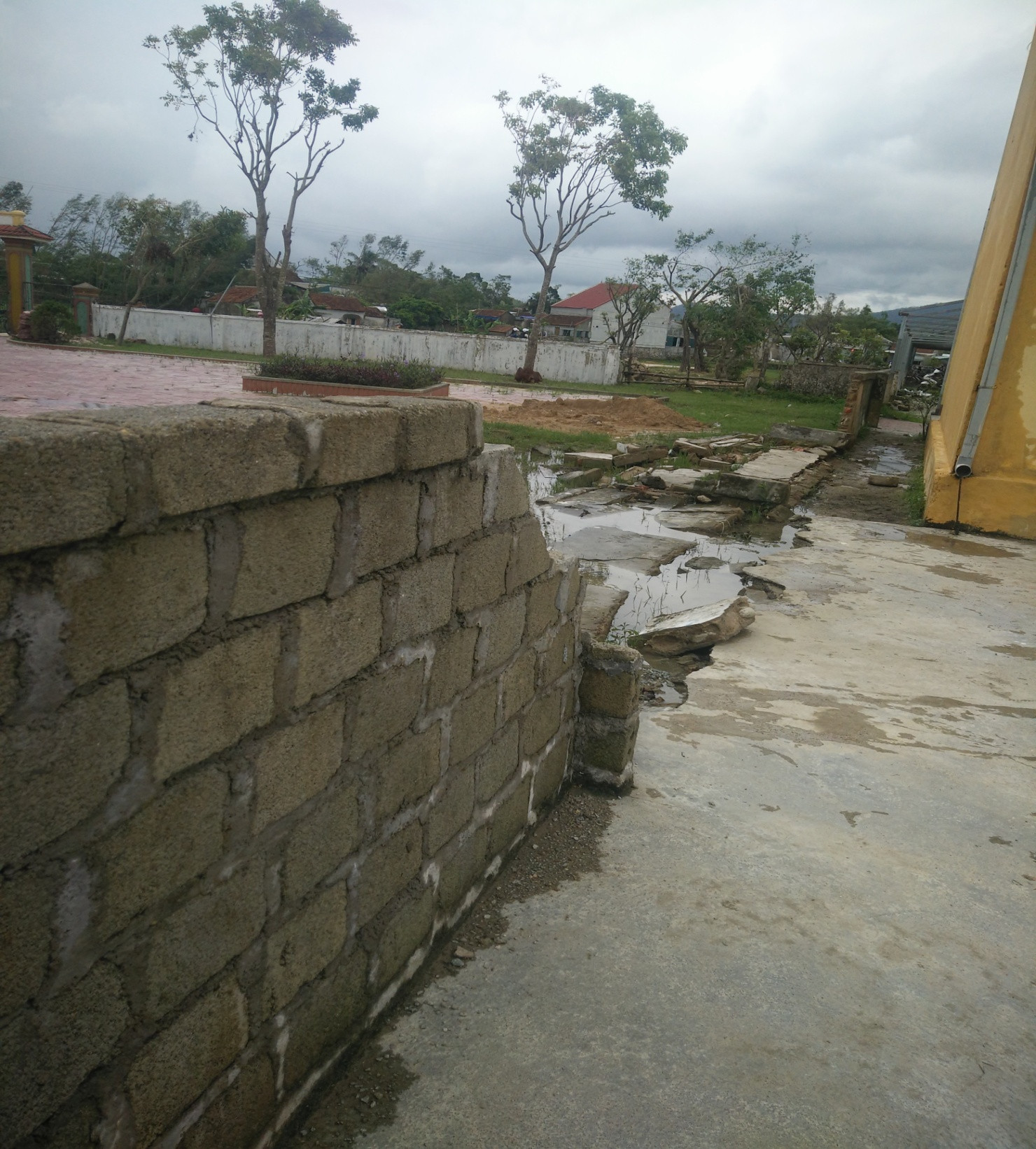 Hàng rào bị sập 65m