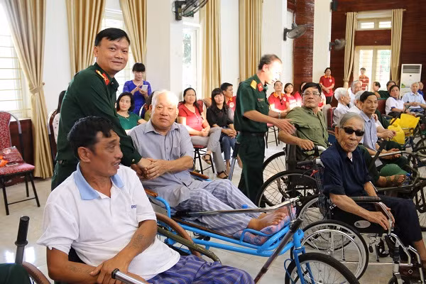 Cán bộ Hội cựu chiến binh Tập đoàn thăm hỏi, động viên thương, bệnh binh Trung tâm Điều dưỡng thương binh Thuận Thành Cán bộ Hội cựu chiến binh Tập đoàn thăm hỏi, động viên thương, bệnh binh Trung tâm Điều dưỡng thương binh Thuận Thành