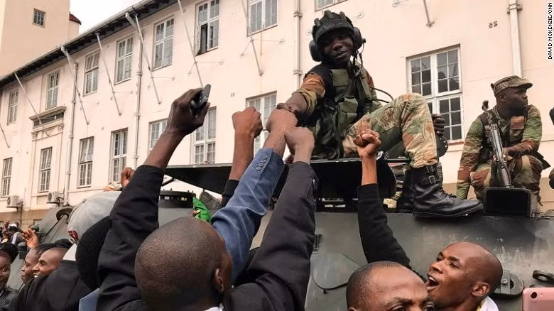 Người dân Zimbabwe ủng hộ hành động chính biến của quân đội (Ảnh: CNN) Người dân Zimbabwe ủng hộ hành động chính biến của quân đội (Ảnh: CNN)