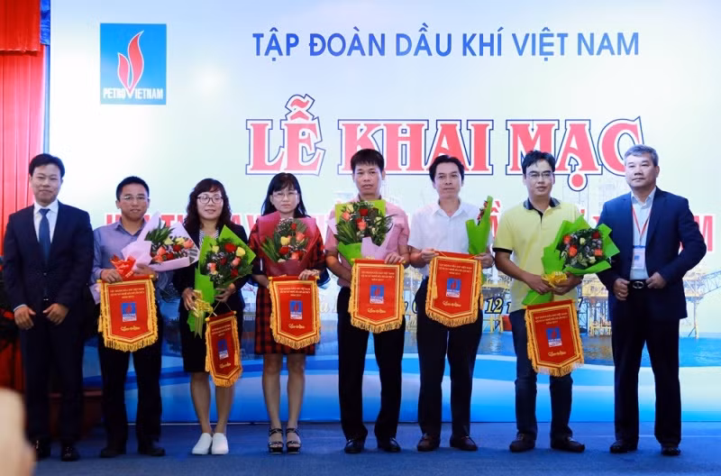 Thứ trưởng Lê Quân và Phó Tổng giám đốc PVN Đỗ Chí Thanh tặng hoa và cờ cho các đoàn tham dự Hội thi Tay nghề Dầu khí lần V
