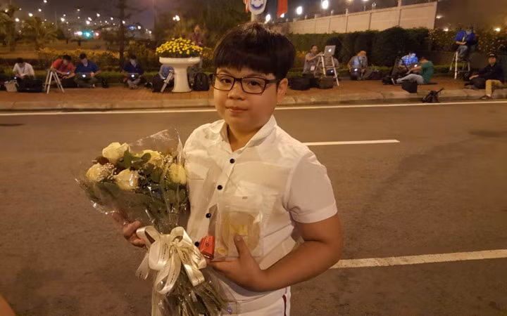Em bé Việt Nam được Tổng thống Mỹ Donald Trump tặng hoa tại sân bay quốc tế Nội Bài. Em bé Việt Nam được Tổng thống Mỹ Donald Trump tặng hoa tại sân bay quốc tế Nội Bài.