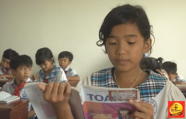 Tương lai của những đứa con của anh cũng mờ mịt vì gia cảnh nghèo khó