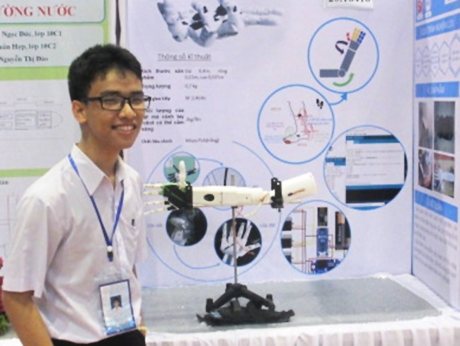 Em Phạm Huy (học lớp 11A3, Trường Trung học phổ thông Quảng Trị, Quảng Trị) với sản phẩm “cánh tay robot giúp người khuyết tật”. (Ảnh mih họa từ Báo Nhân Dân) Em Phạm Huy (học lớp 11A3, Trường Trung học phổ thông Quảng Trị, Quảng Trị) với sản phẩm “cánh tay robot giúp người khuyết tật”. (Ảnh mih họa từ Báo Nhân Dân)