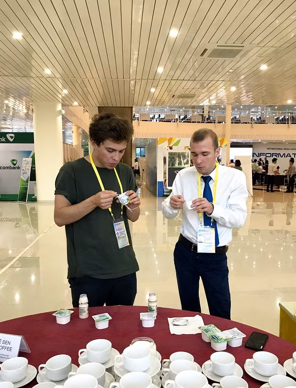 Phóng viên báo chí trong nước và quốc tế thưởng thức các sảnphẩm của Vinamilk được phục vụ tại APEC 2017 (Ảnh: Xuân Phú, Vinamilk)