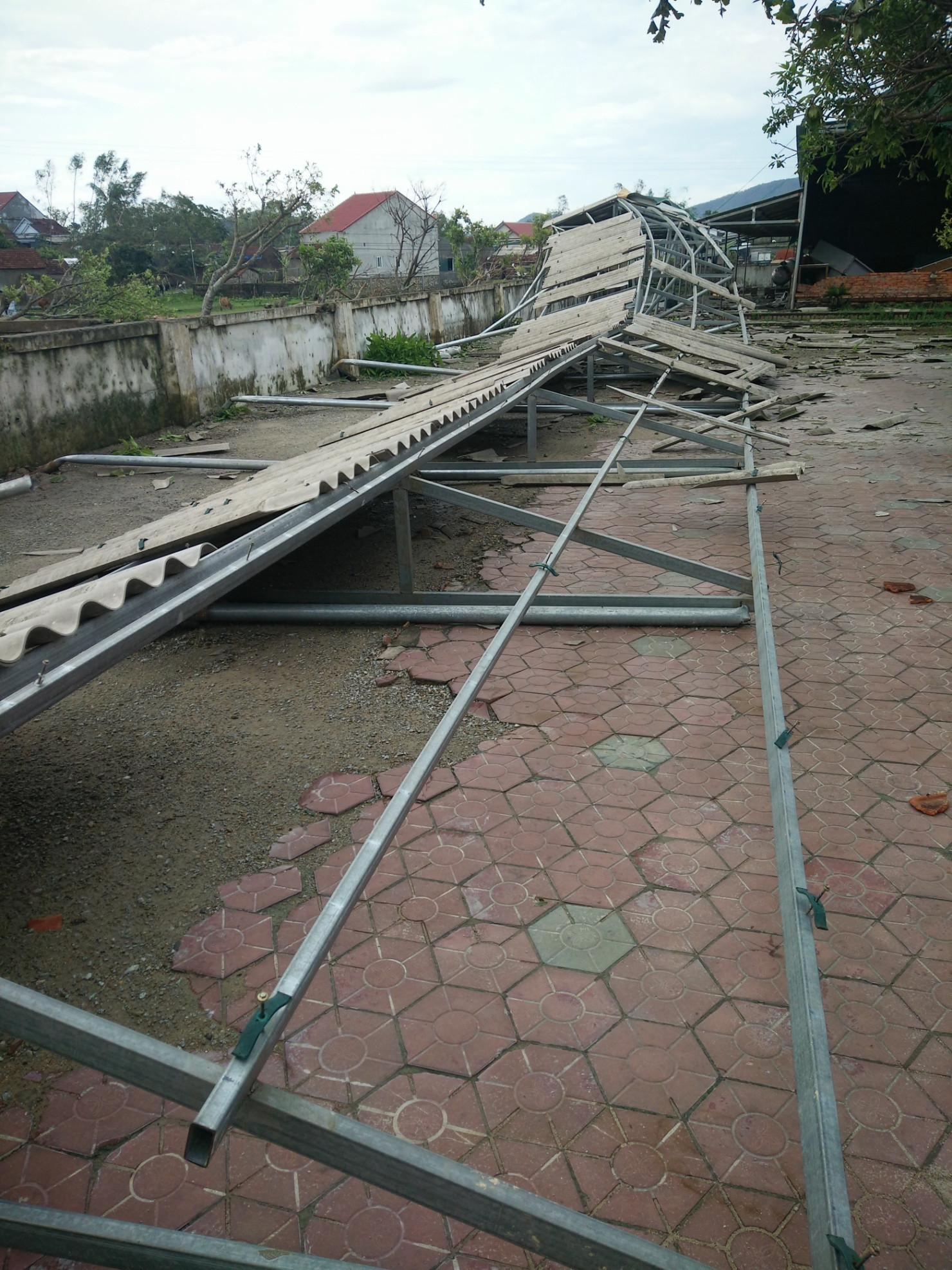 Nhà xe bị sập