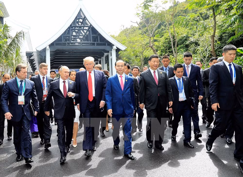 Chủ tịch nước Trần Đại Quang và các Trưởng đoàn trò chuyện sau hội nghị. (Ảnh: TTXVN)