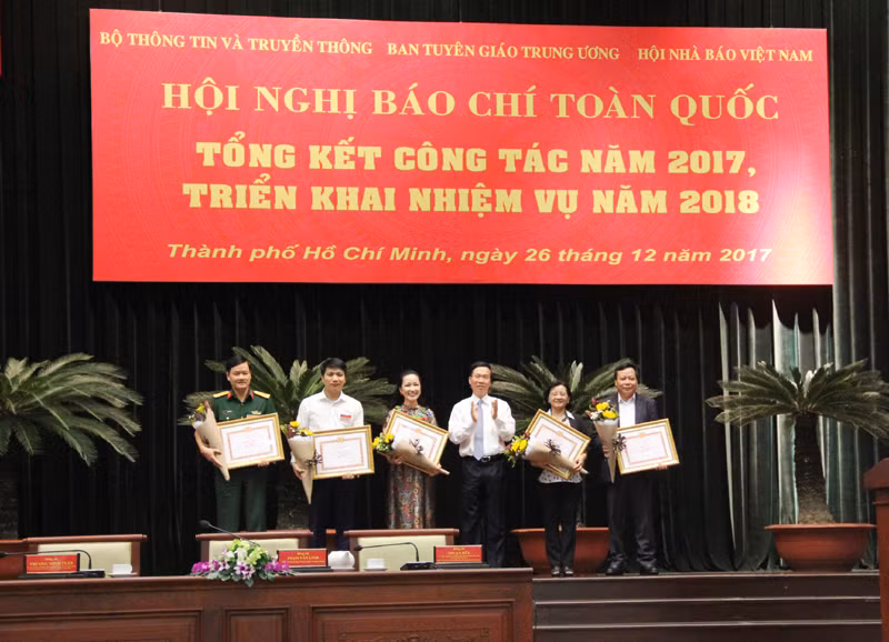 Khen thưởng 5 tập thể vì đã có thành tích xuất sắc trong công tác chỉ đạo, quản lý báo chí năm 2017
