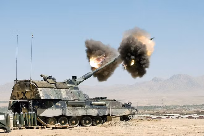 Pháo tự hành PZH-2000 của NATO (Ảnh: Reuters) Pháo tự hành PZH-2000 của NATO (Ảnh: Reuters)