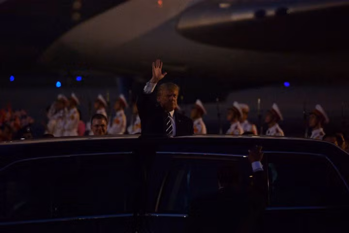 Tổng thống Mỹ Donald Trump tham dự Hội nghị cấp cao Lãnh đạo Doanh nghiệp APEC và có bài phát biểu quan trọng làm rõ thông điệp chính trong chuyến đi Châu Á của nhà lãnh đạo Mỹ về "Ấn Độ - Thái Bình Dương tự do và mở". Trong ảnh, Tổng thống Mỹ Donald Trump vẫy tay chào trước khi lên ô tô về khách sạn. Tổng thống Mỹ Donald Trump tham dự Hội nghị cấp cao Lãnh đạo Doanh nghiệp APEC và có bài phát biểu quan trọng làm rõ thông điệp chính trong chuyến đi Châu Á của nhà lãnh đạo Mỹ về "Ấn Độ - Thái Bình Dương tự do và mở". Trong ảnh, Tổng thống Mỹ Donald Trump vẫy tay chào trước khi lên ô tô về khách sạn.