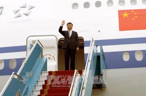 Tổng Bí thư, Chủ tịch Trung Quốc Tập Cận Bình đến Sân bay Quốc tế Nội Bài, Hà Nội. Ảnh: Nguyễn Dân/TTXVN Tổng Bí thư, Chủ tịch Trung Quốc Tập Cận Bình đến Sân bay Quốc tế Nội Bài, Hà Nội. Ảnh: Nguyễn Dân/TTXVN