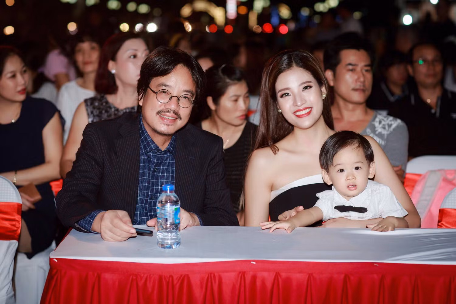 Đặc biệt, gala trao giải có sự góp mặt của 2 mẹ con Hoa hậu Đông Nam Á 2014 – Phan Hoàng Thu