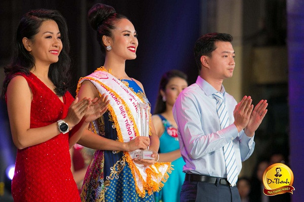 Bà Trần Uyên Phương – Phó Tổng Giám đốc Tập đoàn Tân Hiệp Phát trao giải cho thí sinh Nguyễn Thị Quỳnh Nga.